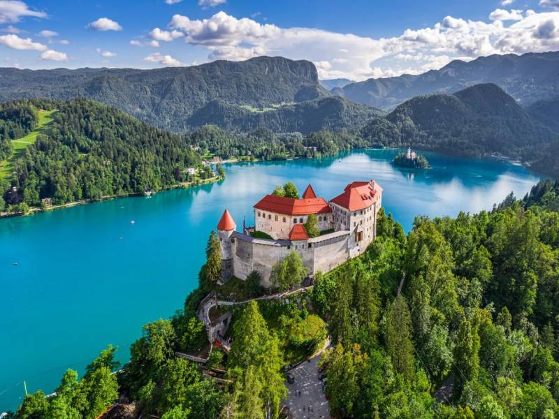 Discover the best cities and destinations to visit in Slovenia: charming Ljubljana, iconic Lake Bled, coastal Piran, vibrant Maribor, and Postojna Cave. Practical travel tips, costs, interactive maps, and insider guides to plan your perfect trip. Explore cities, plan smart, travel better!
