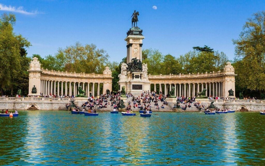 This sprawling 125-hectare park is Madrid’s green heart, giving off major Central Park vibes. The entrance by the Alfonso XII monument, with its lake and rowboats, is straight out of a postcard. Rent a boat, stroll to the Crystal Palace (a stunning glass structure from 1887), or just chill in the Rosaleda rose garden. It’s a perfect escape from the city buzz.