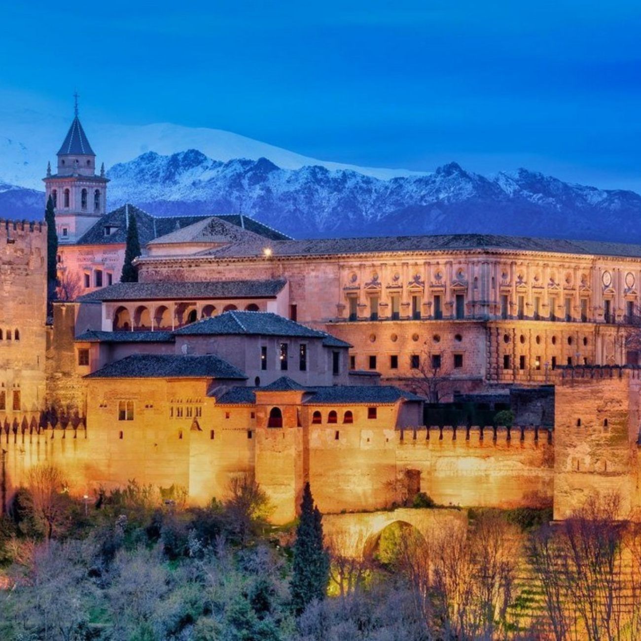Discover the best places to visit in Granada, from the Alhambra to Albaicín’s charming streets. Plan your trip with our interactive map, local tips, and must-do activities!