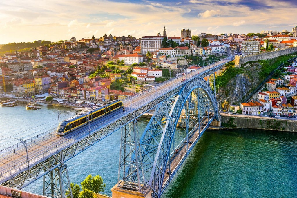 This two-level metal arch bridge is a masterpiece. For the best views of the city and the river, take the upper level. It’s a popular spot for photos and watching the city come alive. You can walk across it from Porto to Vila Nova de Gaia in just a few minutes.