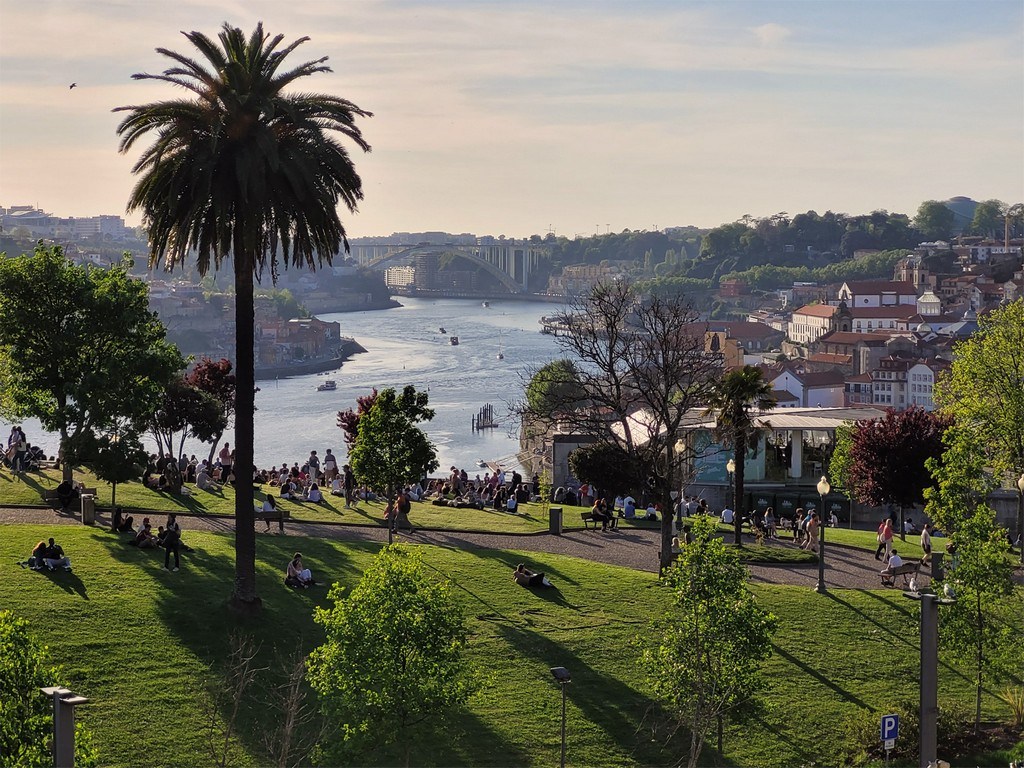For the best sunset views, head here in Gaia. Overlooks the bridge and city – pack a picnic or grab a drink nearby.