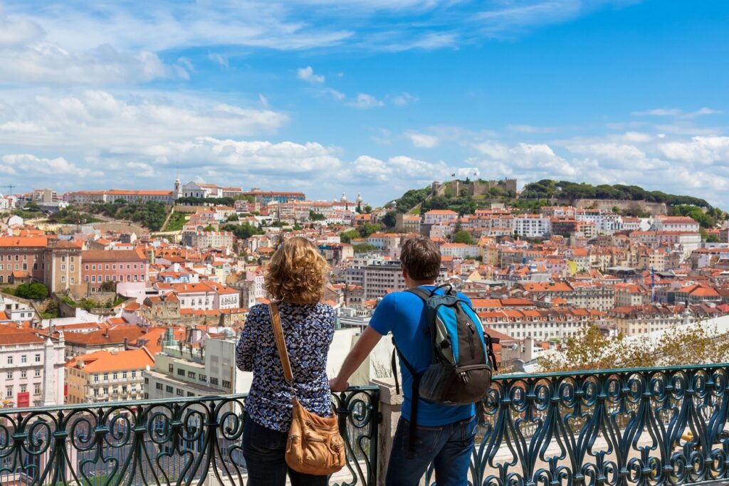 One of the best viewpoints – panoramic city and river views, especially at sunset. Bring a beer from a kiosk and relax. It’s romantic and free – my go-to for unwinding.