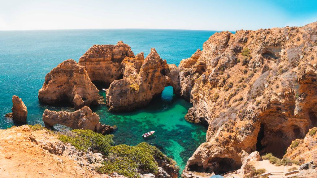 Dive into Algarve's golden shores with our ultimate first-timer's guide! Kayak Ponta da Piedade, explore Benagil Caves, boat Ria Formosa, chill at Capela dos Ossos, and more across Lagos, Faro, Albufeira, Tavira. Get tips on transport, budget, and when to visit Portugal's sunny south.