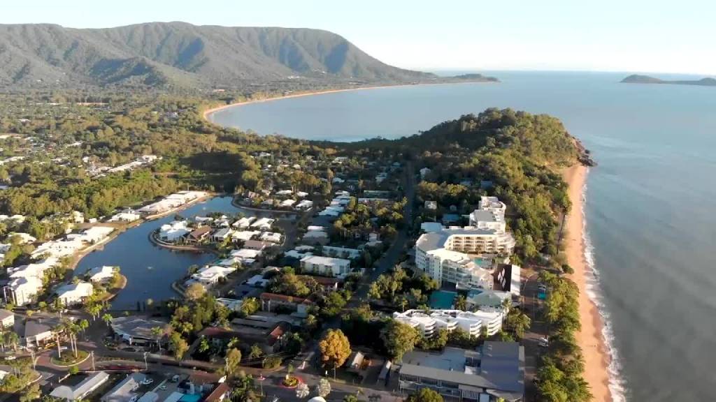 Plan your tropical adventure in Cairns! Dive the Great Barrier Reef, explore the Daintree Rainforest, and ride the Kuranda Scenic Railway. See the top 10 things to do.