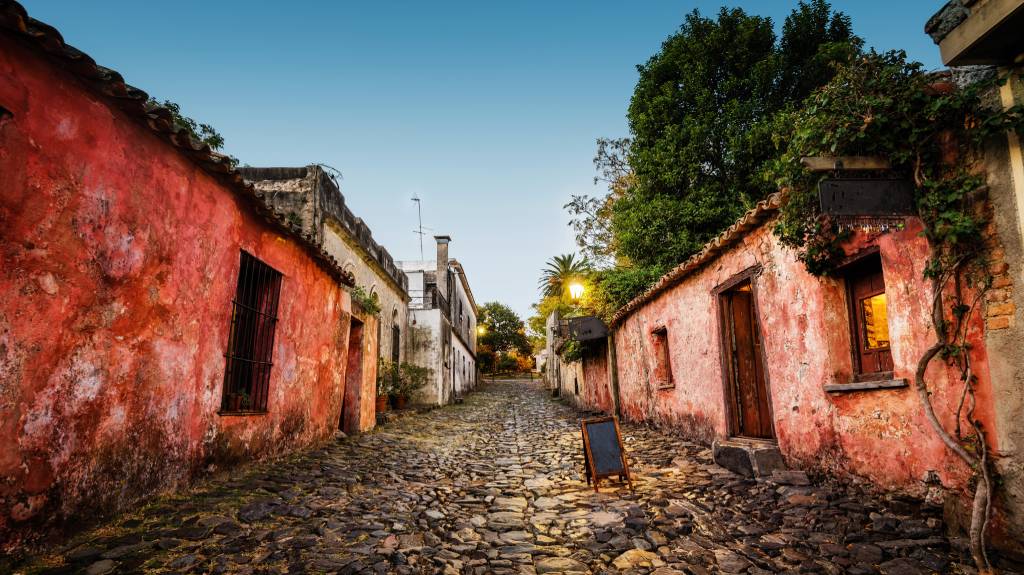 Wander Colonia del Sacramento's UNESCO colonial heart with our ultimate first-timer's guide! Explore Iglesia Matríz, Faro de Colonia, Calle de los Suspiros, Portón de Campo, and more. Get tips on transport, budget, and when to visit Uruguay's riverside relic.