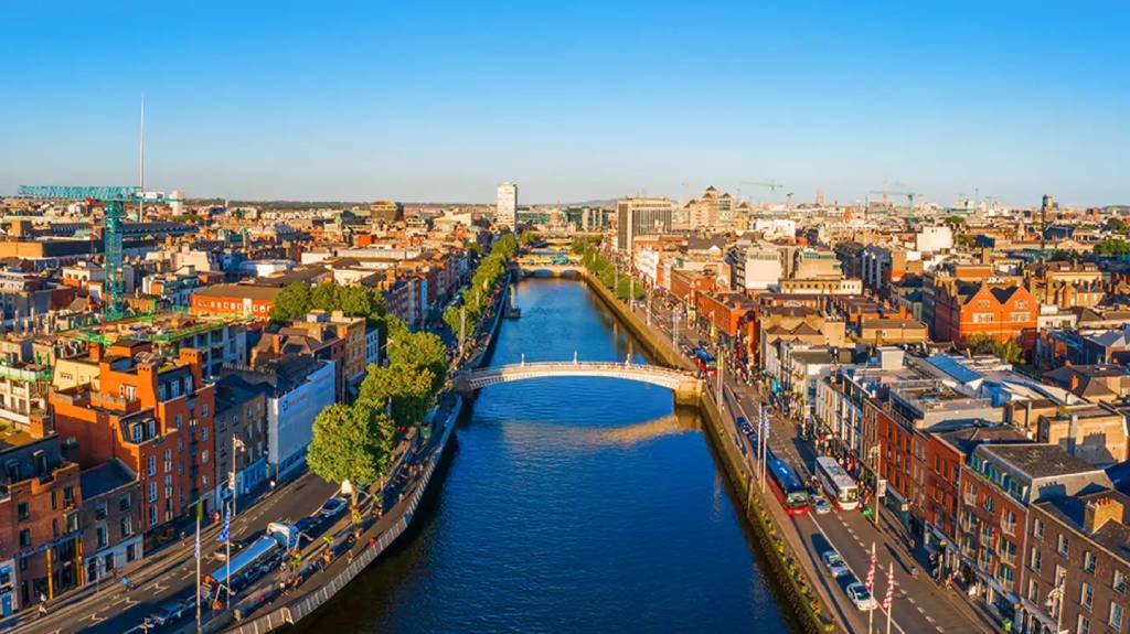 Unlock Dublin's magic with our ultimate first-timer's guide! Explore Guinness Storehouse, Trinity College, cathedrals, and more. Get tips on transport, budget, and when to visit Ireland's vibrant capital.