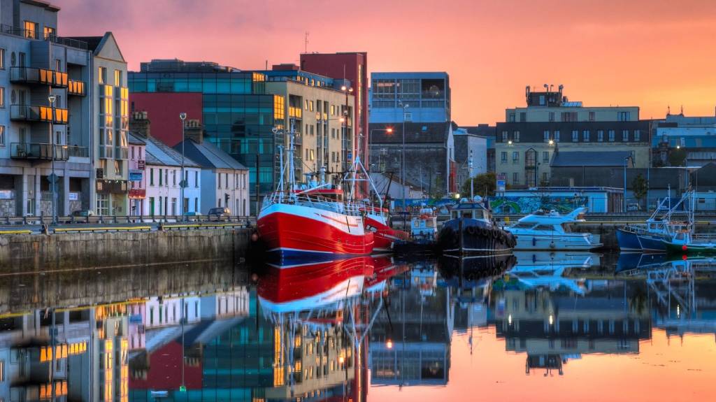 Dive into Galway's bohemian spirit with our ultimate first-timer's guide! Explore the Latin Quarter, Salthill Promenade, Connemara National Park, Kylemore Abbey, and more. Get expert tips on transport, budget, and when to visit Ireland's lively west coast hub.