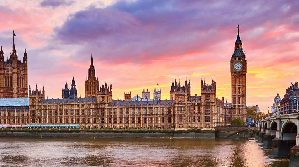 Conquer London's imperial icons with our ultimate first-timer's guide! Explore the British Museum, Tower of London, Westminster Abbey, Buckingham Palace, St Paul's Cathedral, Tower Bridge, Houses of Parliament, Hyde Park, Natural History Museum, and Kew Gardens. Get tips on transport, budget, and when to visit England's eternal capital.