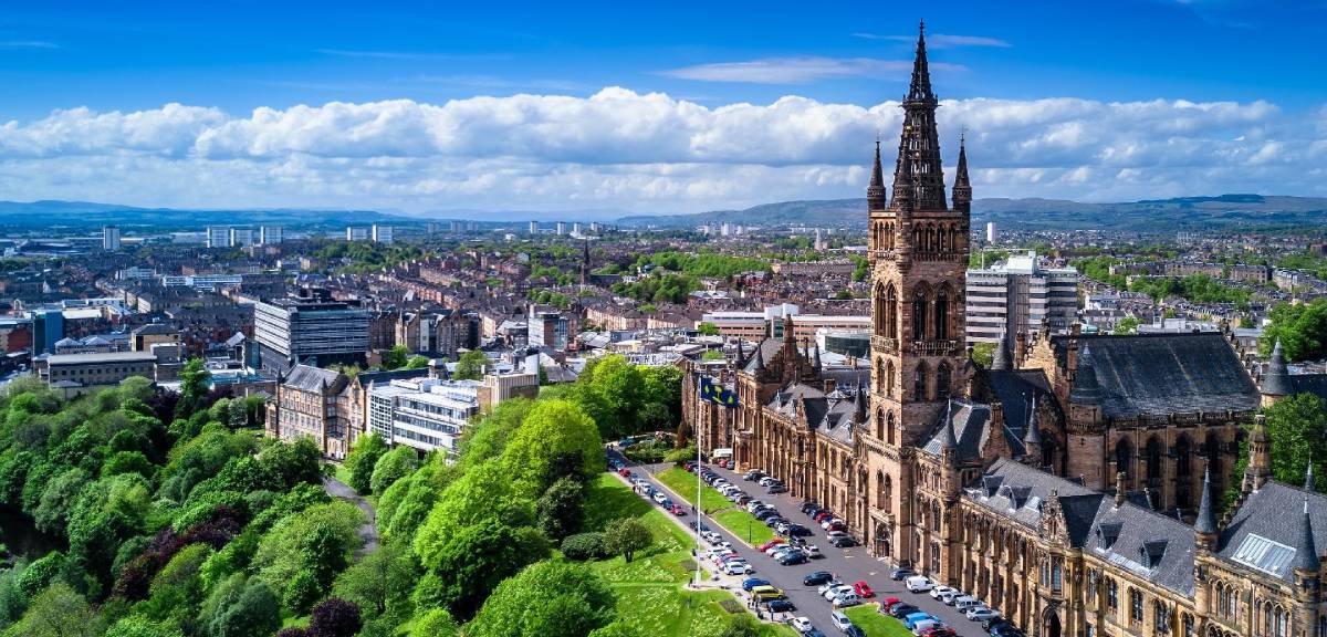 Discover the best places to visit in Glasgow! From the Hogwarts-style West End to free world-class museums and hidden street art, plan your perfect trip with our expert city guide and maps.