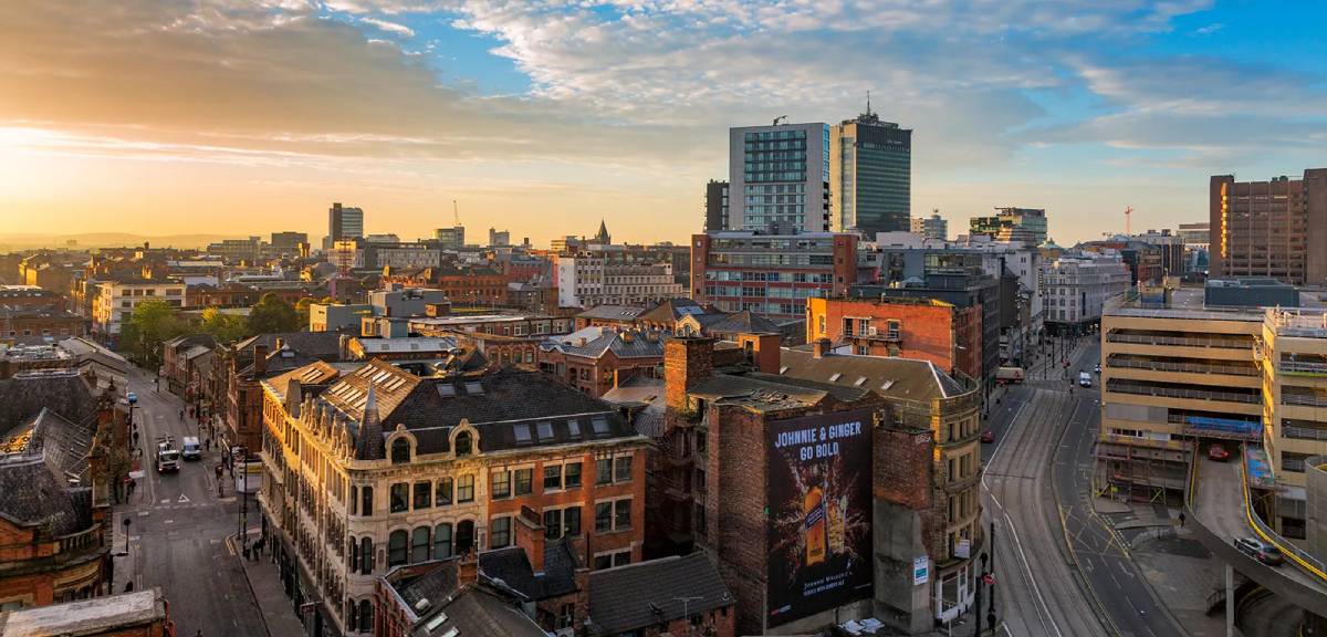 Discover the best places to visit in Manchester! From the Gothic John Rylands Library to the trendy Northern Quarter, plan your trip with our maps, budget tips, and local secrets.