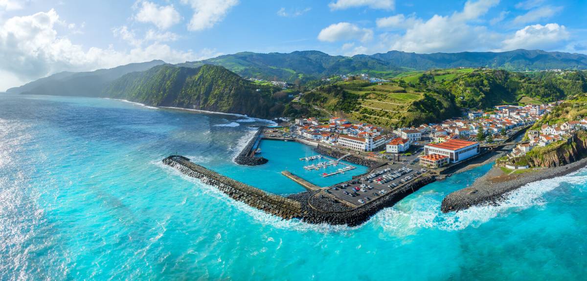 Discover the best places to visit in the Azores! From the streets of Ponta Delgada to the volcanic wonders of Furnas, our guide covers maps, top things to do, and travel tips.
