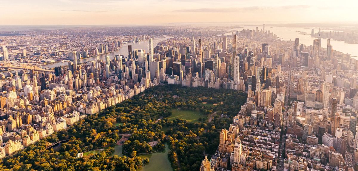 Discover the best places to visit in New York! From the Statue of Liberty and Broadway, our guide covers maps, top things to do, and travel tips.