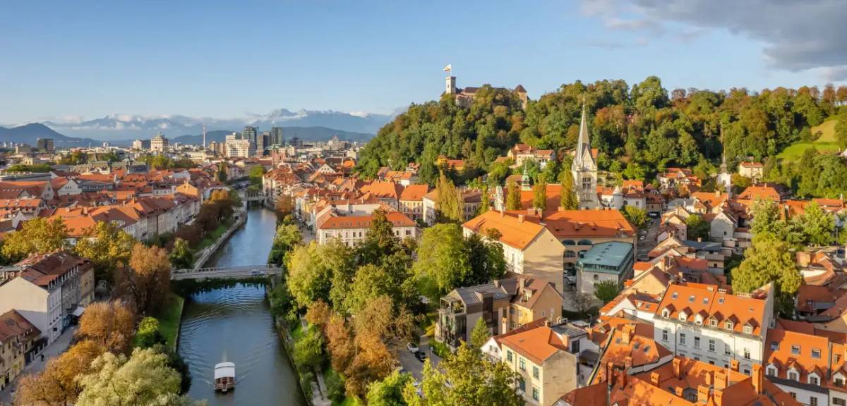 Planning a trip to Slovenia? Discover the best places to visit in Ljubljana! From the iconic Dragon Bridge to hidden riverside cafes, explore our practical guide with maps, budget tips, and must-do activities.