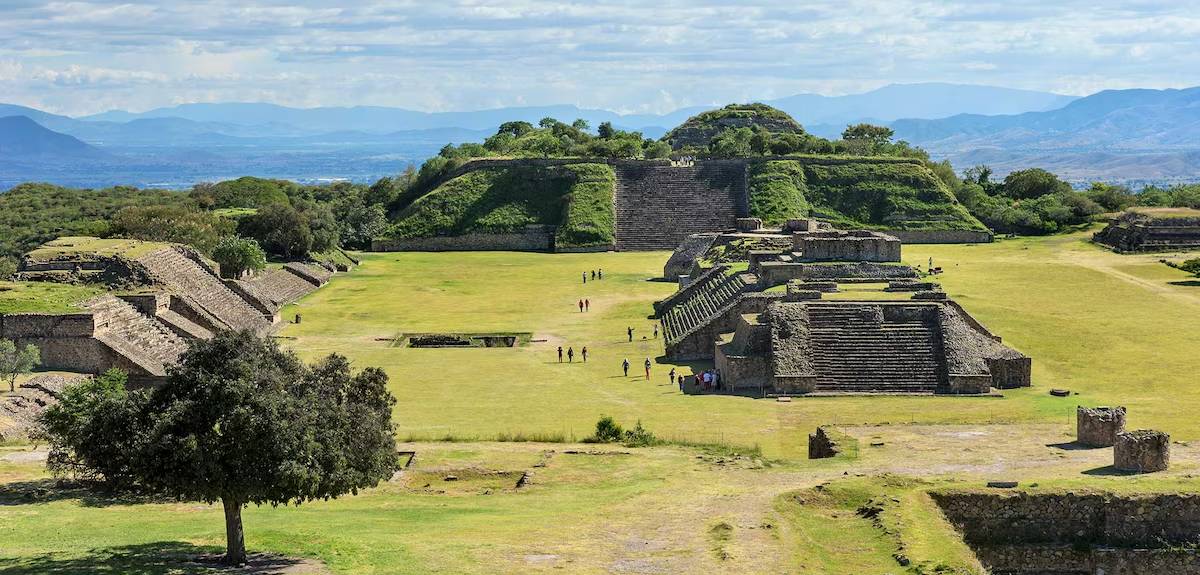 Discover the best places to visit in Oaxaca! From Monte Albán ruins to the best mezcal spots and hidden neighborhoods like Jalatlaco, plan your perfect trip with our practical city guide.