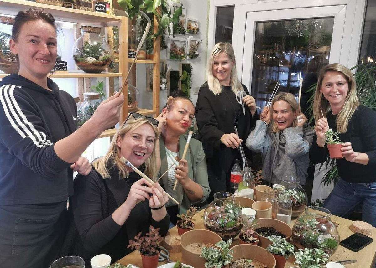 Join a creative terrarium workshop in Dubrovnik. Build your own miniature ecosystem in a charming setting with Adriatic views. Book your tickets now!