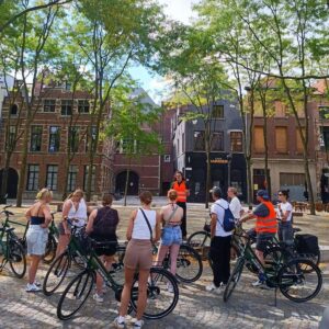 Explore Leuven's highlights and hidden gems on a guided bike tour. Enjoy local drinks