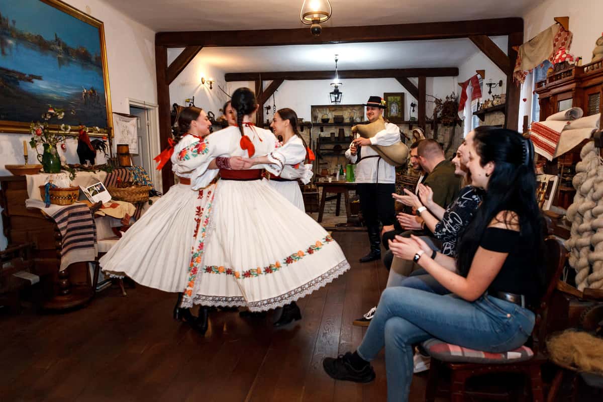 Experience authentic Croatian folklore in Zagreb with live music