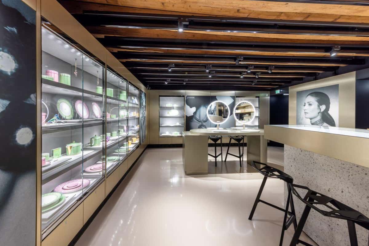 Innsbruck: Swarovski Exclusive Guided Tour Experience with Drink & Gift - Image 3