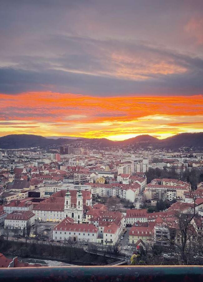 Enjoy a unique picnic at Schlossberg with local delicacies and prosecco while overlooking Graz. Discover the castle's secrets. Book your tickets now!