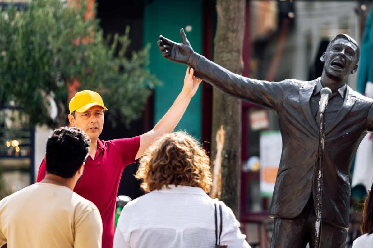 Brussels: Historical Guided Tour with Chocolate & Waffle Tasting Experience - Image 3