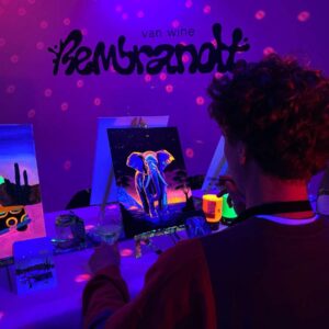 Unleash your creativity in Antwerp with neon paint and bottomless wine in the dark at Rembrandt van Wine. A unique night out! Book your tickets now!