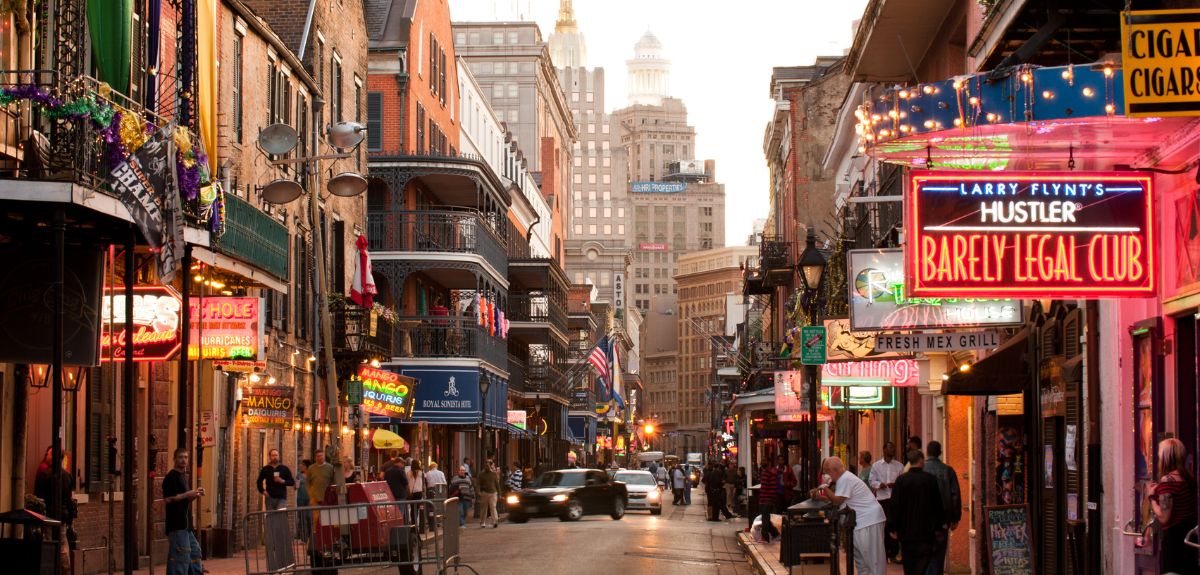 Discover the best places to visit in New Orleans! From the French Quarter and Bourbon Street, our guide covers maps, top things to do, and travel tips.