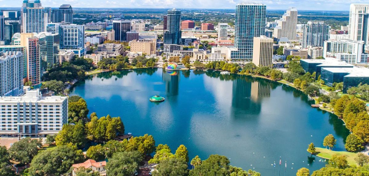 Discover the best places to visit in Orlando! From Walt Disney World Resort and Universal Orlando Resort, our guide covers maps, top things to do, and travel tips.