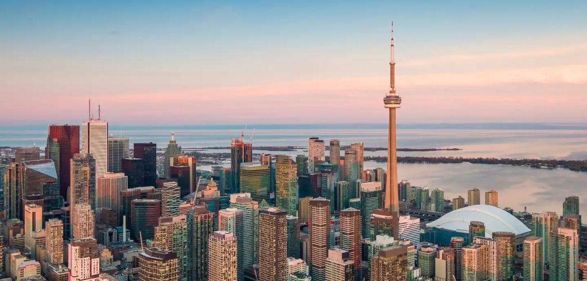 Discover the best places to visit in Toronto! From the CN Tower and Royal Ontario Museum, our guide covers maps, top things to do, and travel tips.