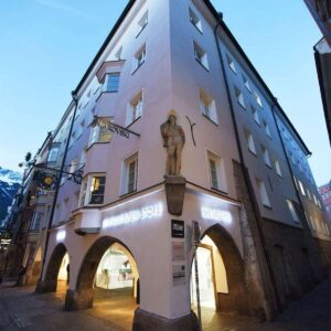 Join a crystal expert for an exclusive tour of Swarovski Innsbruck. Enjoy an elegant drink and take home a special crystal keepsake. Book your tickets now!